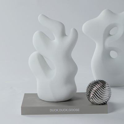 Abstract irregular ceramic ornaments are creative and simple 8