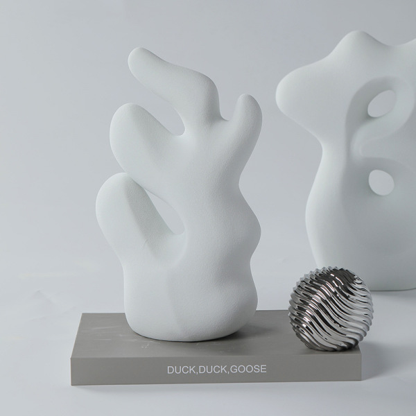 Abstract irregular ceramic ornaments are creative and simple 8